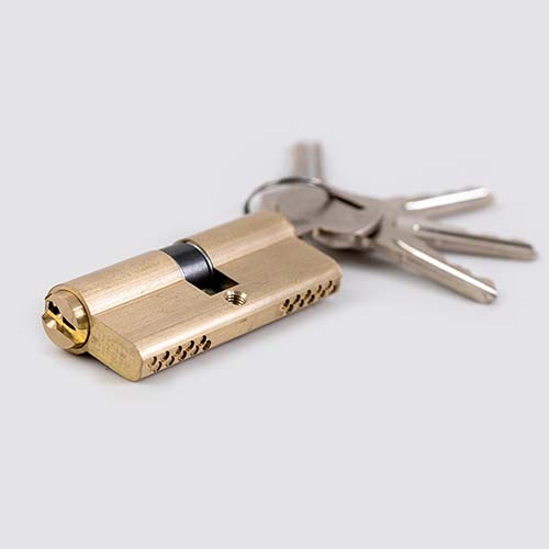 euro cylinder lock supplier brass double rows 1 High-quality solid brass cylinder lock with brushed brass finish. Double groove design, European standard, ideal for Middle East market doors.
